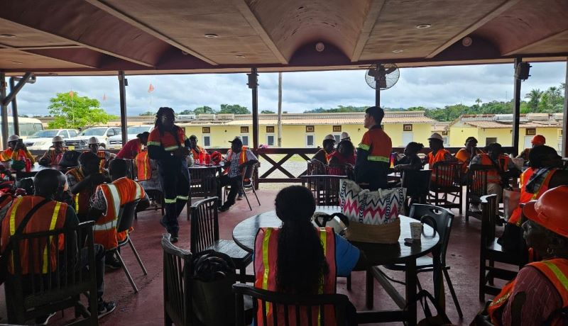 Autoridades tradicionales visitan Rosebel Gold Mines N.V.: fortalecimiento de los lazos comunitarios y colaboraciones futuras